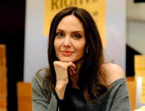 Angelina Jolie exibe cicatrizes de mastectomia e reforça alerta sobre prevenção ao câncer; veja