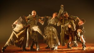 Gerald Thomas revisita o caos da humanidade em seu novo espetáculo: Sabius, Os Moleques