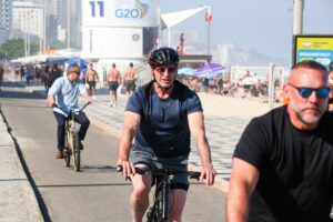 Hugh Jackman pedala na orla de Ipanema. Fotos!