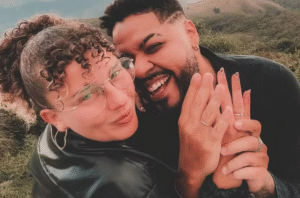 Debby Lagranha é pedida em casamento e compartilha registros inéditos da surpresa romântica