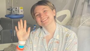 Após piora no quadro de saúde, marido de Isabel Veloso leva o bebê ao hospital em visita emocionante