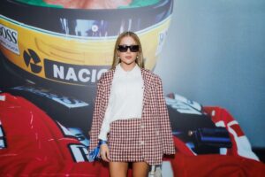 Jade Picon chama atenção em Interlagos com look estiloso