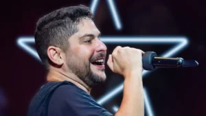 Filho de Jorge, da dupla com Mateus, surpreende ao cantar na escola