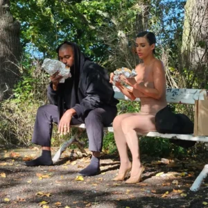 Kanye West e Bianca Censori comem lanche em parque