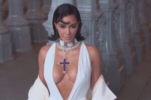 Kim Kardashian brilha em evento com colar da Princesa Diana