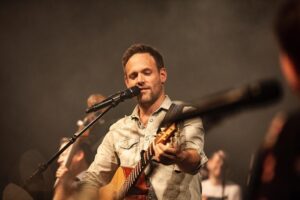 Compositor J&C Christmas Music celebra diversidade musical e conquista público com novo lançamento natalino