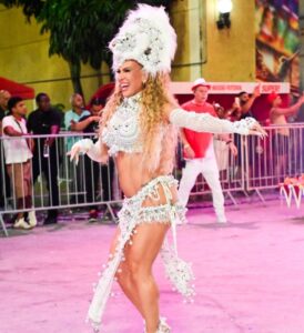 Lore Improta exibe barriguinha de grávida no segundo dia de minidesfiles na Cidade do Samba; veja os cliques