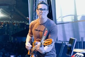 Ayres Sasaki recebe descarga elétrica e morre no palco durante show