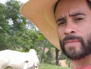 Pai mata namorado da filha a tiros após descobrir agressão; veja VÍDEO