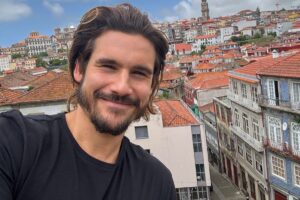 Nicolas Prattes desembarca em Portugal para gravar novela e abre álbum