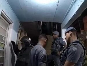 Câmera corporal mostra momento de explosão de casa que deixou bombeiros e PMs feridos; veja VÍDEO