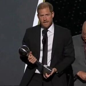 Saiba como foi a aparição de Harry e Meghan em premiação, após polêmica