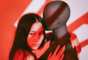 Yeija mergulha no pop com novo single “Chasing Devils”