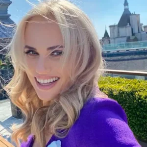 Rebel Wilson posando para selfie.