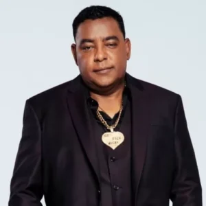 retrato de luiz carlos da silva, o vocalista do raça negra