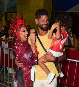 Acompanhada de marido e filho, Viviane Araújo brilha no minidesfile do Salgueiro