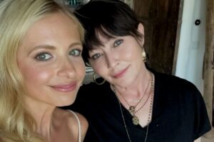 Sarah Michelle Gellar pede homenagens a Shannen Doherty com amor pelos animais