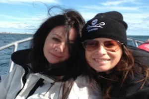 Atriz de ‘Charmed’ se despede de Shannen Doherty: ‘Minha cara metade’