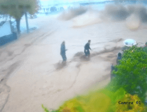 Muro desaba e quase atinge estudantes durante enchentes; Veja vídeo!