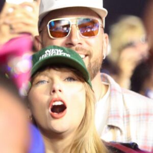 Travis Kelce e Taylor Swift no festival de Coachella – Foto: Grosby Group