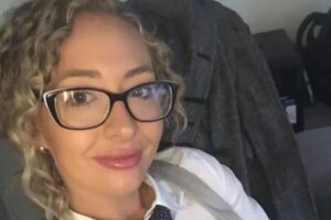 Professora com bebê de 2 meses se declara culpada por ato com seu aluno: “Tentador demais”