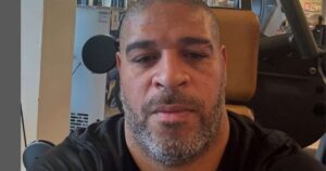 Adriano Imperador ameaça golpista após mãe perder R$ 15 mil: ‘Irei atrás de tu’