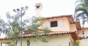 Adega para 4 mil vinhos, quadra de tênis e +: a mansão de luxo de 3 mil m² e avaliada em R$ 16 milhões de ex-RedeTV! em 20 fotos