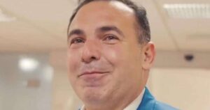 Reinaldo Gottino faz aparição rara com esposa após 20 anos de casamento