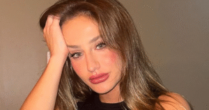 Bruna Griphao é flagrada aos beijos com namorado misterioso