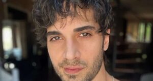 Fiuk chama atenção ao aparecer com mulher loira na cama em clima de romance