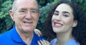 Discreta, filha de Renato Aragão engata namoro com médico 13 anos mais velho