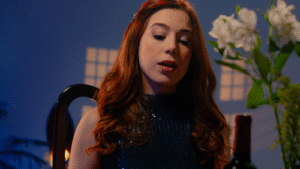 “Aproximar”, de Marina Reis, transforma frustração amorosa em pop rock emocional