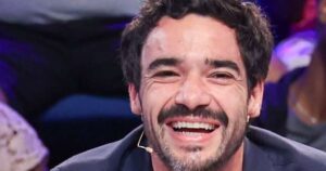 Caio Blat faz rara aparição com o filho mais velho e comemora formatura na faculdade