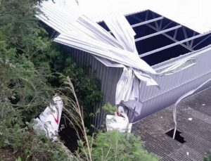 Avião de pequeno porte cai em cima de galpão de oficina; VEJA VÍDEO