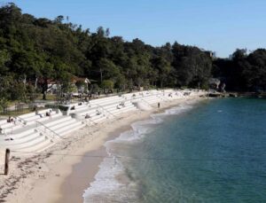 Menino de 12 anos é atacado por tubarão e sofre ferimentos nas duas pernas; veja VÍDEO