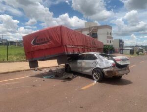 Carro capota para embaixo de carreta e motorista sai andando sozinho; veja VÍDEO