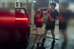 Adolescente agredido por piloto sofre parada cardíaca de 12 minutos e segue em coma; vídeo viralizou