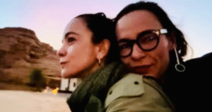 Alice Braga e Renata Brandão postam fotos agarradinhas em momento de carinho