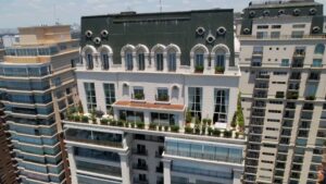Vendida por R$ 50 milhões, cobertura triplex sela negócio de luxo entre pai de famoso e apresentadora