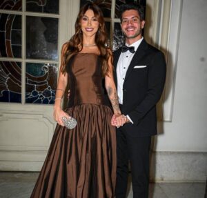 Gracyanne Barbosa surge aos beijos com empresário em evento de gala em São Paulo