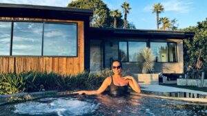 Fora do Brasil, atriz investe na carreira morando em mansão avaliada em R$ 20 milhões