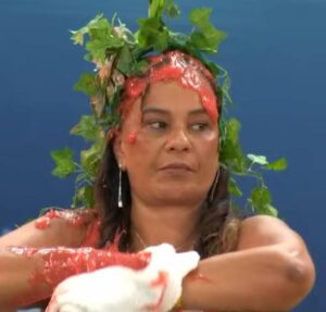 Após Sincerão, Solange Couto segue usando adereço de planta na cabeça e web reage