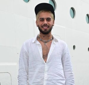 Durante show, Zé Felipe reconhece rosto de Ana Castela em copo e faz elogio inesperado: Sovaco mais bonito que eu já vi