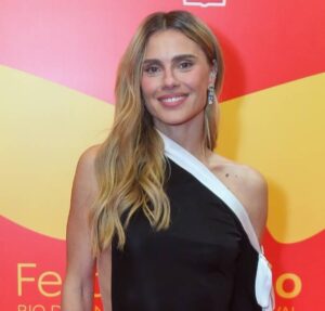 Carolina Dieckmmann revela o que não abre mão em sua rotina de beleza