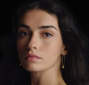 Kenan agradece a Cemre por tê-lo acolhido, mesmo após ele ter recusado ajudá-la anteriormente. Veja o resumo dos capítulos de Chamas do Destino