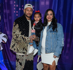 Neymar Jr. recebe visita de Mavie em treino e relembra bolada na cabeça: Ela ainda tem medo