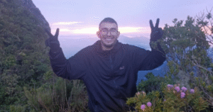 Rapaz que se perdeu no Pico do Paraná vira Sir Roberto da Montanha em propaganda de série; assista