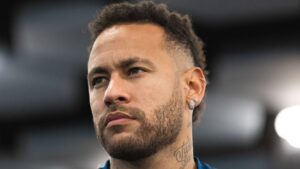 Neymar Jr. perde a paciência e rebate internauta que criticou sua família