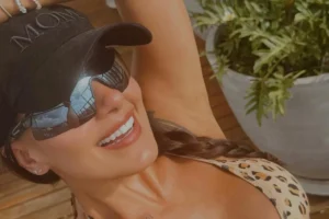 Carol Peixinho renova o bronze e exibe boa forma quatro meses após o parto