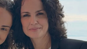 Semelhança física entre Carolina Kasting e sua filha de 20 anos rouba a cena em novas fotos